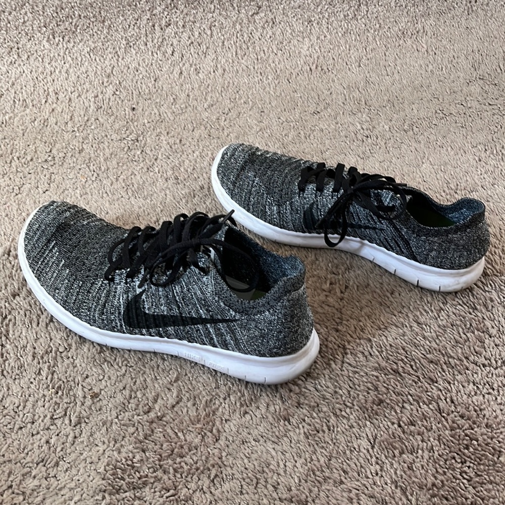 Nike Free Run Flyknit Black and White Size 9